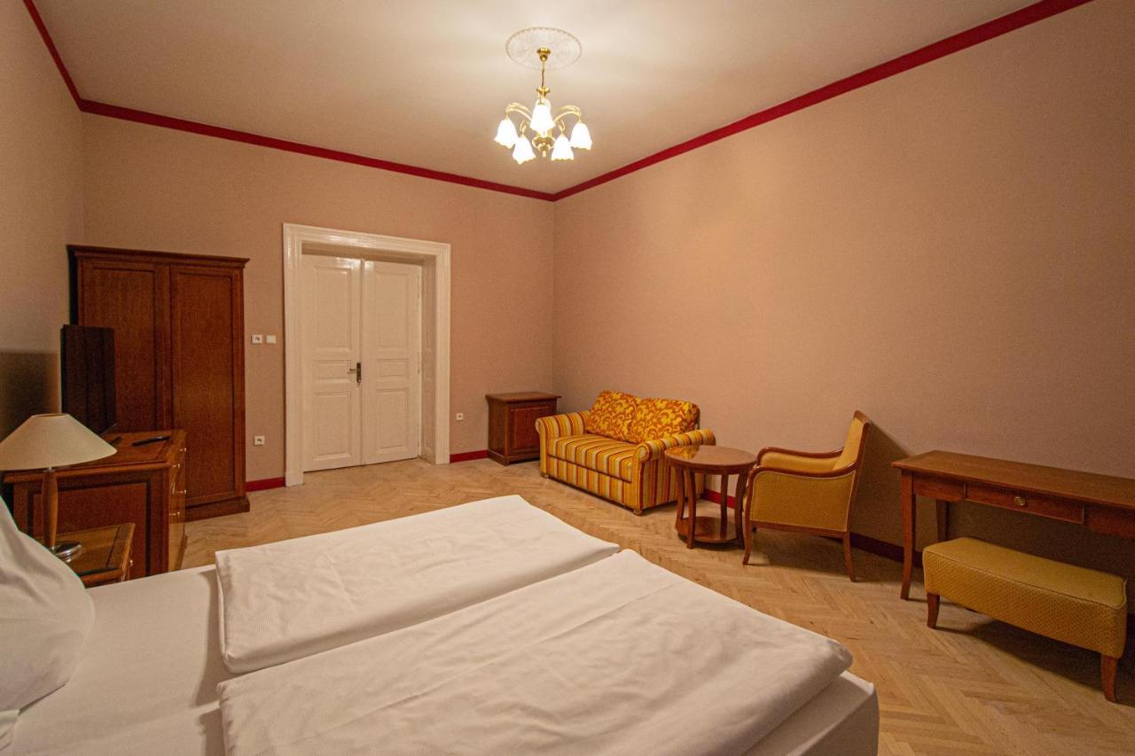 4 Bedrooms 130M2 Apartment At The Main City Square Πράγα Εξωτερικό φωτογραφία